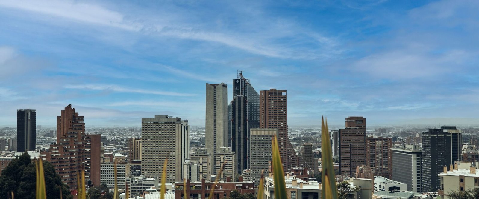 De skyline van Bogotá met de bergen