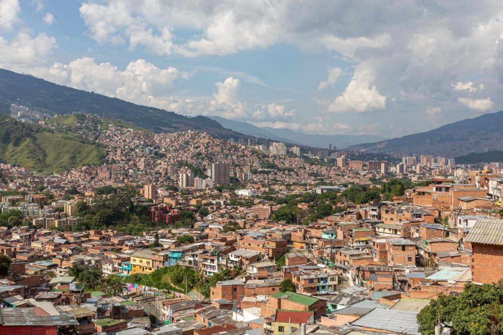 Luchtfoto van de groene wijk El Poblado in Medellín