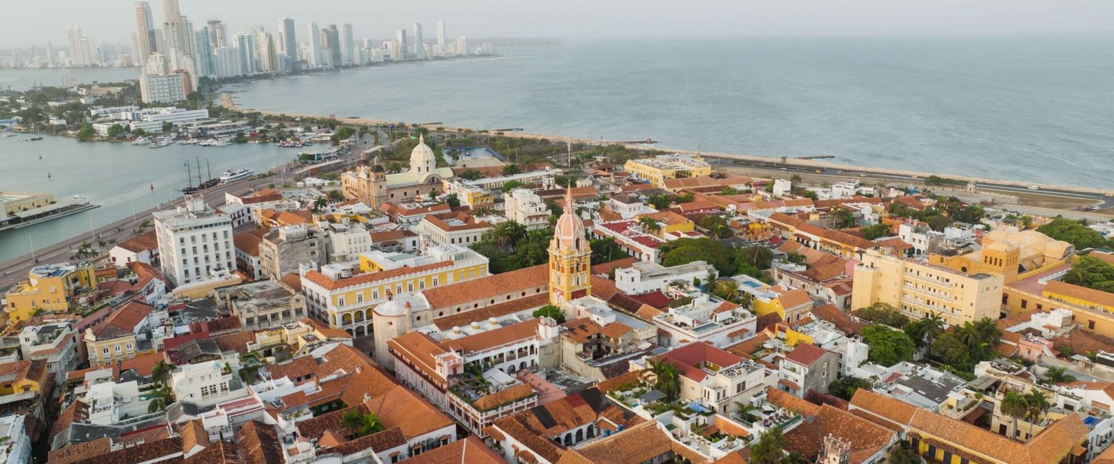 Luchtfoto van de oude stad van Cartagena aan zee