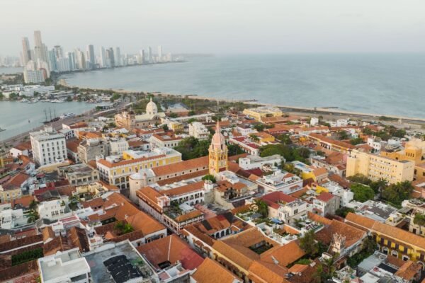 Luchtfoto van de oude stad van Cartagena aan zee