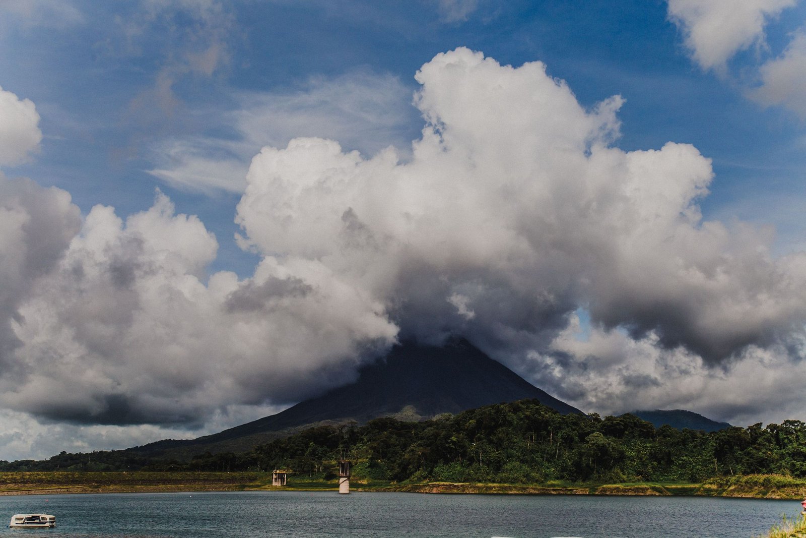 De vulkaan Arenal met wolken boven het meer