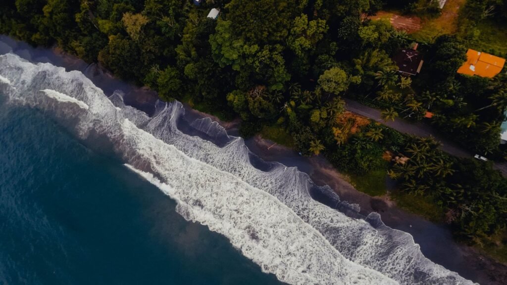 Kust bij Puerto Viejo van bovenaf