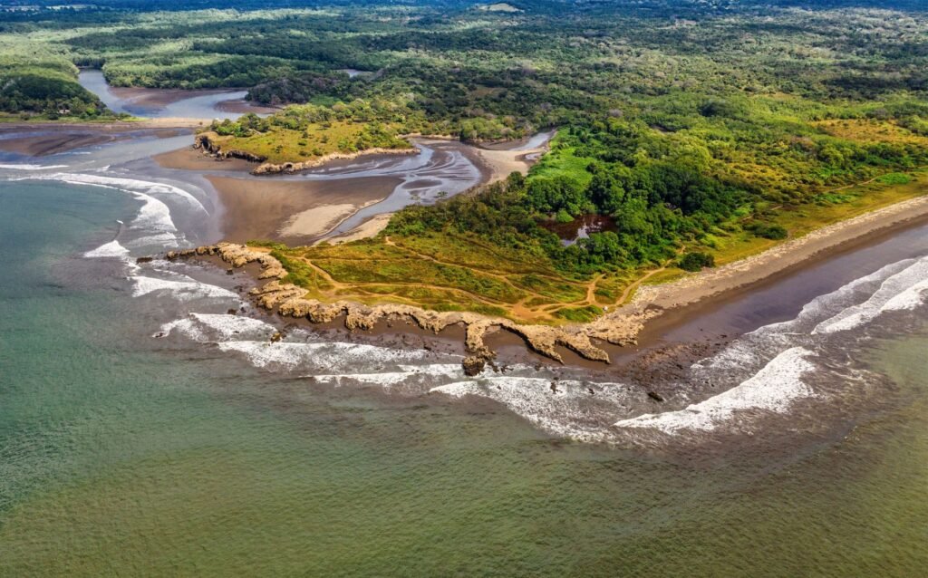 Riviermonding aan de kust van Puntarenas