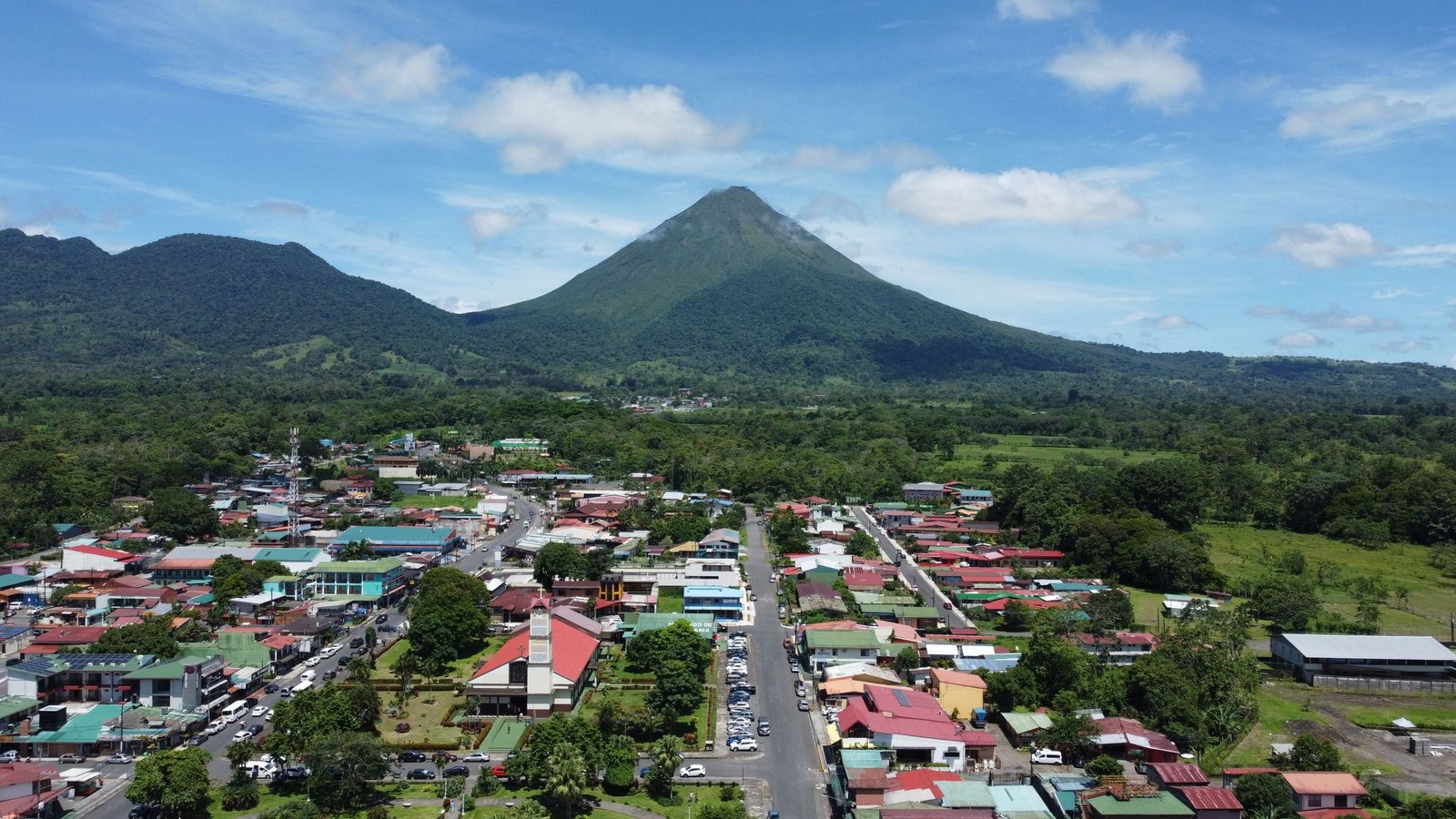 La Fortuna met de vulkaan Arenal op de achtergrond