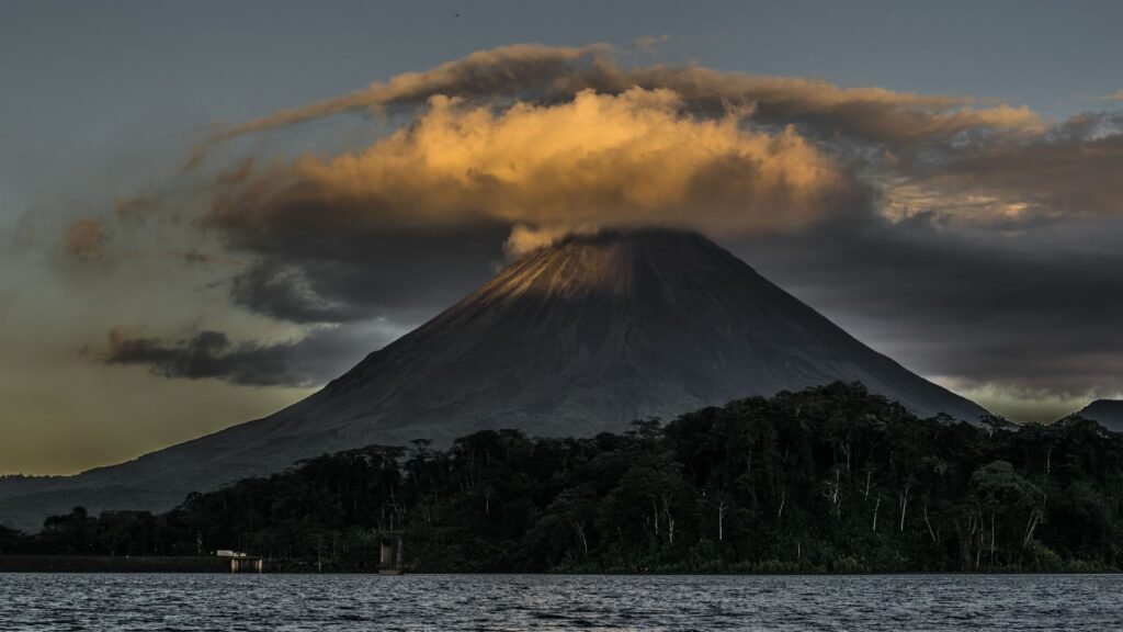 De vulkaan Arenal met wolken bij schemering