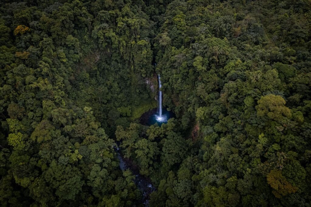 De waterval van La Fortuna in het regenwoud van bovenaf