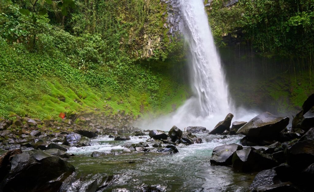 De waterval van La Fortuna tussen de rotsen