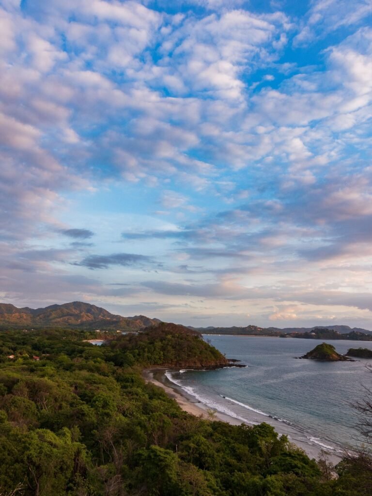 Kust van Guanacaste onder een kleurrijke lucht
