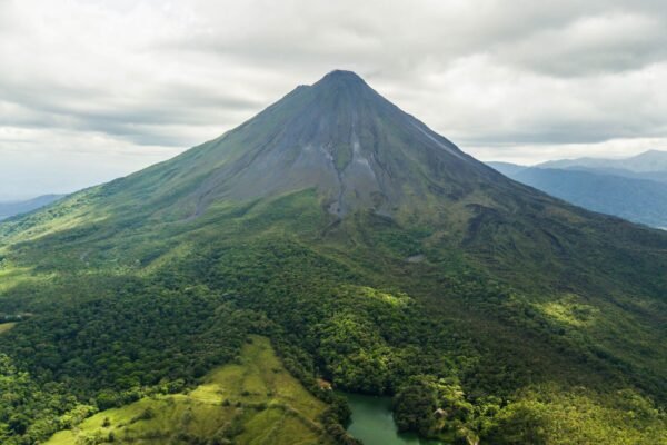 De vulkaan Arenal van bovenaf