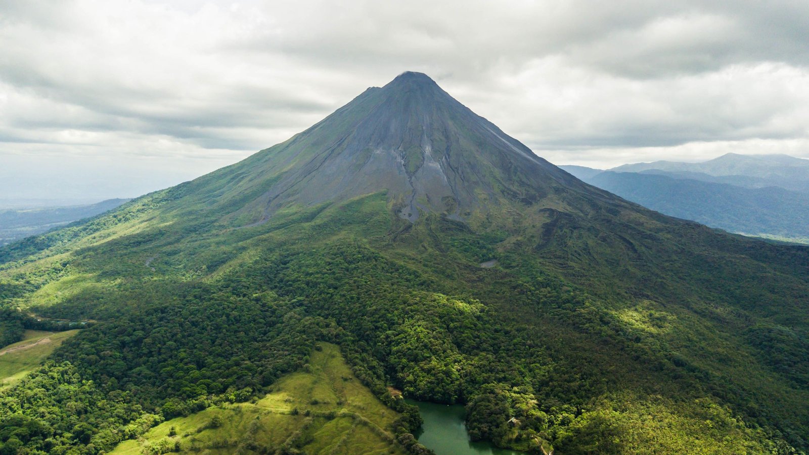 De vulkaan Arenal van bovenaf