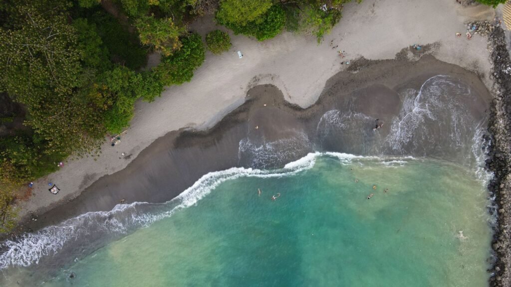 Turquoise water aan de kust van Costa Rica van bovenaf