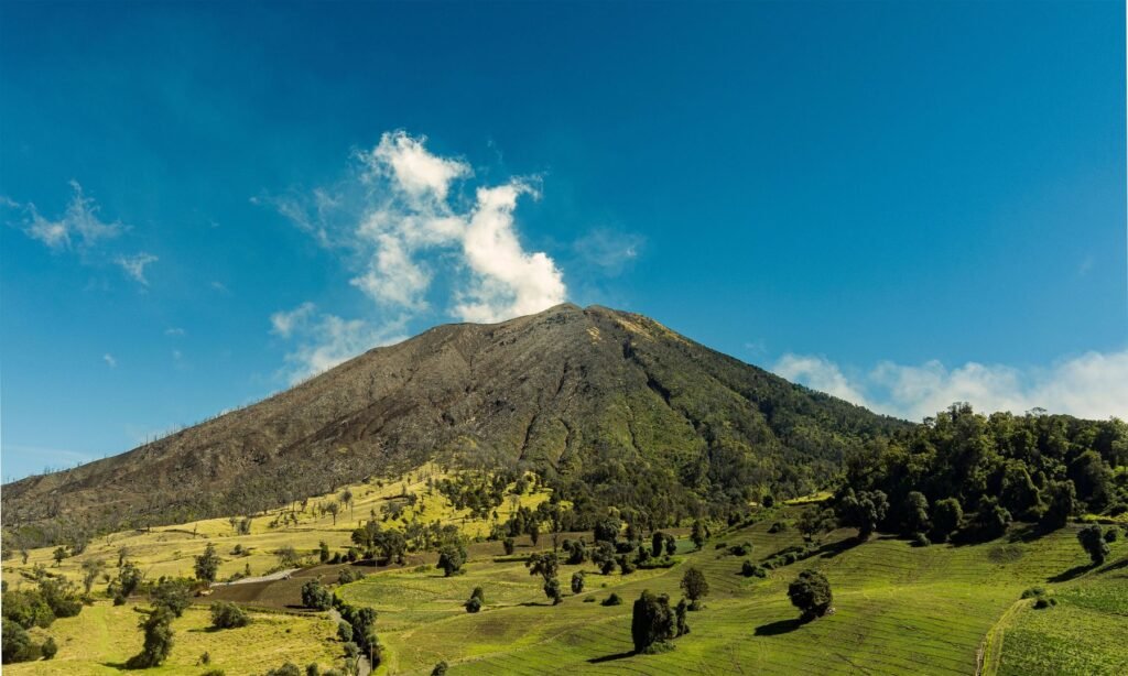 De vulkaan Turrialba boven groene weiden