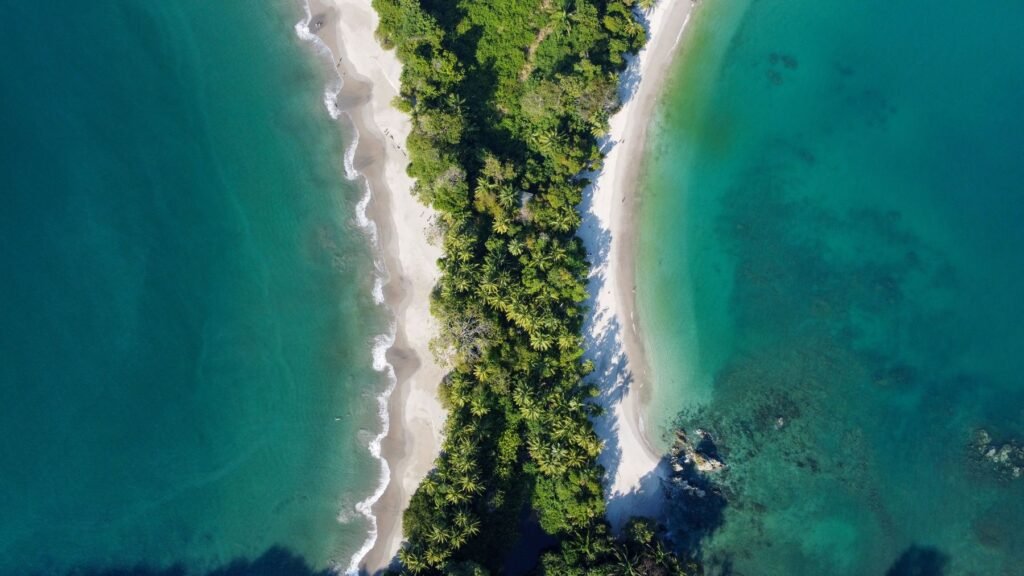 Twee baaien van Manuel Antonio met groen ertussen
