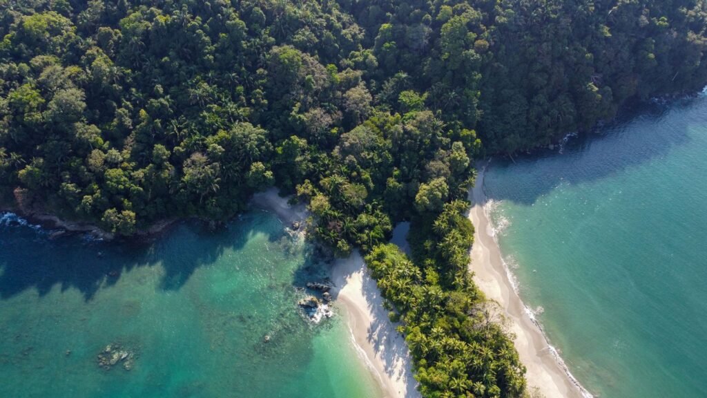 Tropisch strand bij Quepos van bovenaf