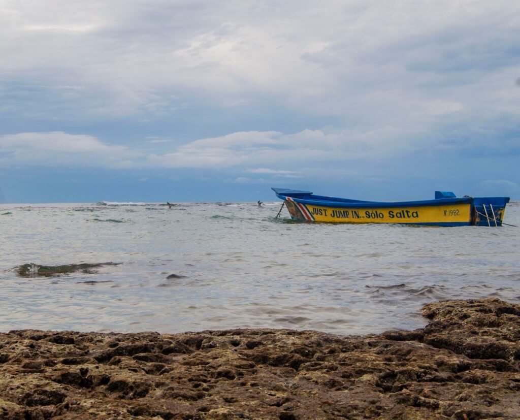 Boot aan de kust bij Puerto Viejo