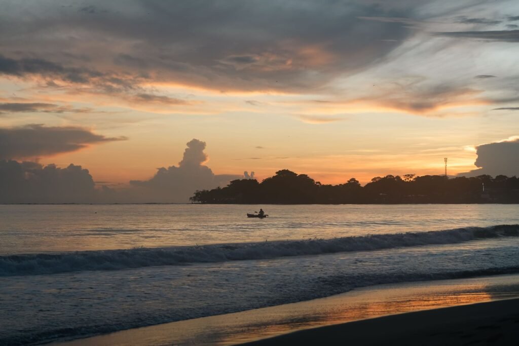 Zonsondergang boven het strand van Cahuita