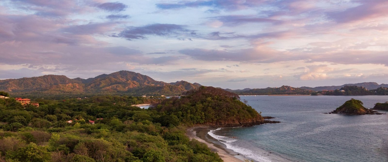 De kust van Guanacaste bij zonsondergang