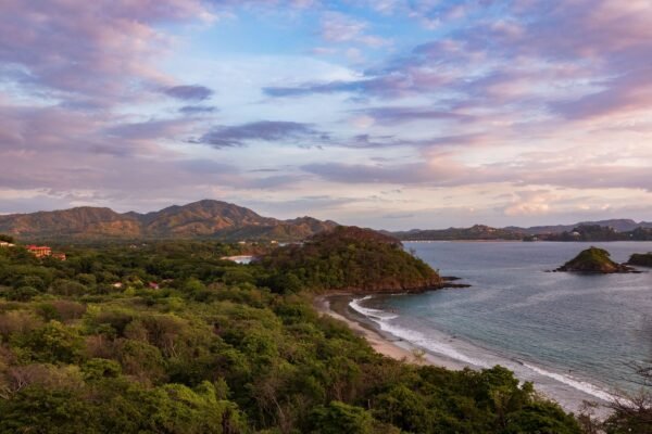 De kust van Guanacaste bij zonsondergang