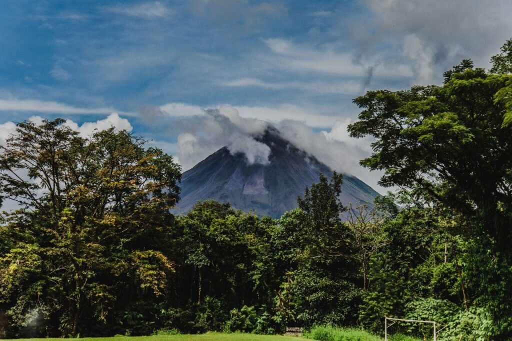 Regenwoud voor een vulkaan in Costa Rica