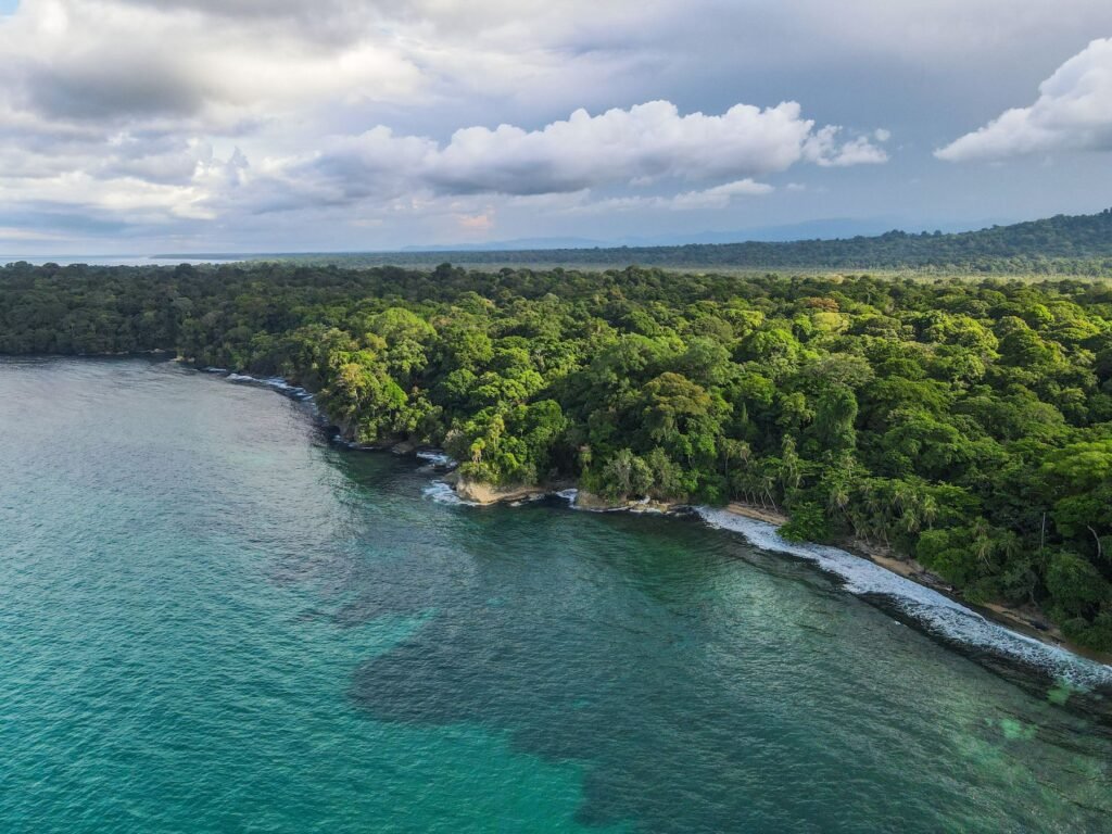 Turquoise baai langs tropisch bos in Costa Rica