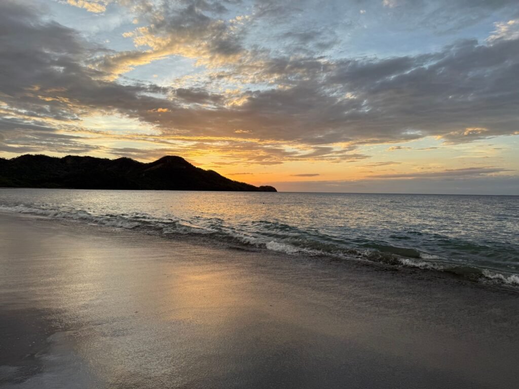 Zonsondergang aan een strand in Costa Rica
