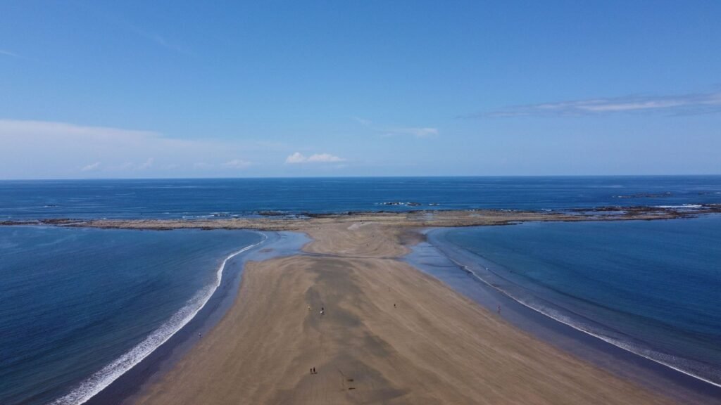 Zandtong bij laagwater in de provincie Puntarenas