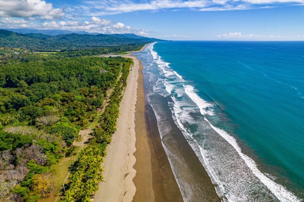 Lang strand aan de Pacifische kust van Puntarenas
