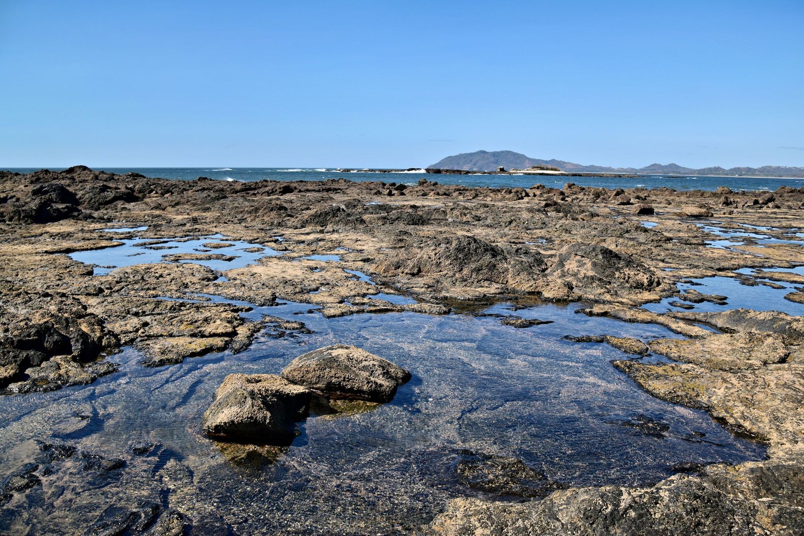Rotsen en zee bij Tamarindo