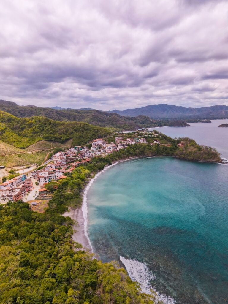 Kustdorp in Guanacaste van bovenaf