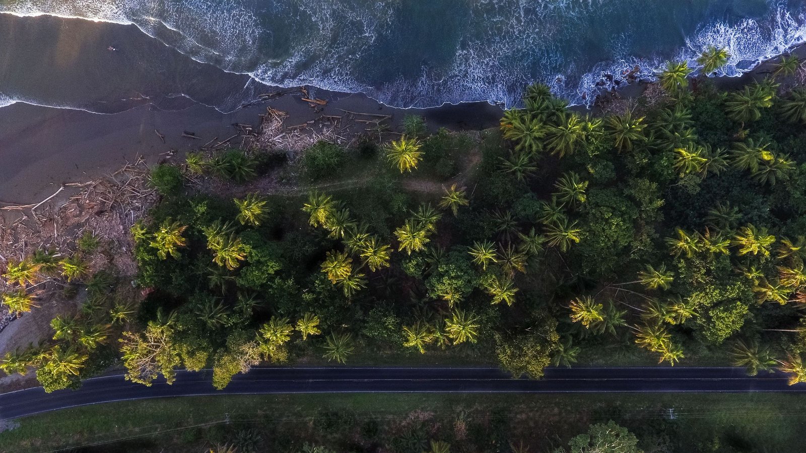 De Caribische kust van Limón van bovenaf