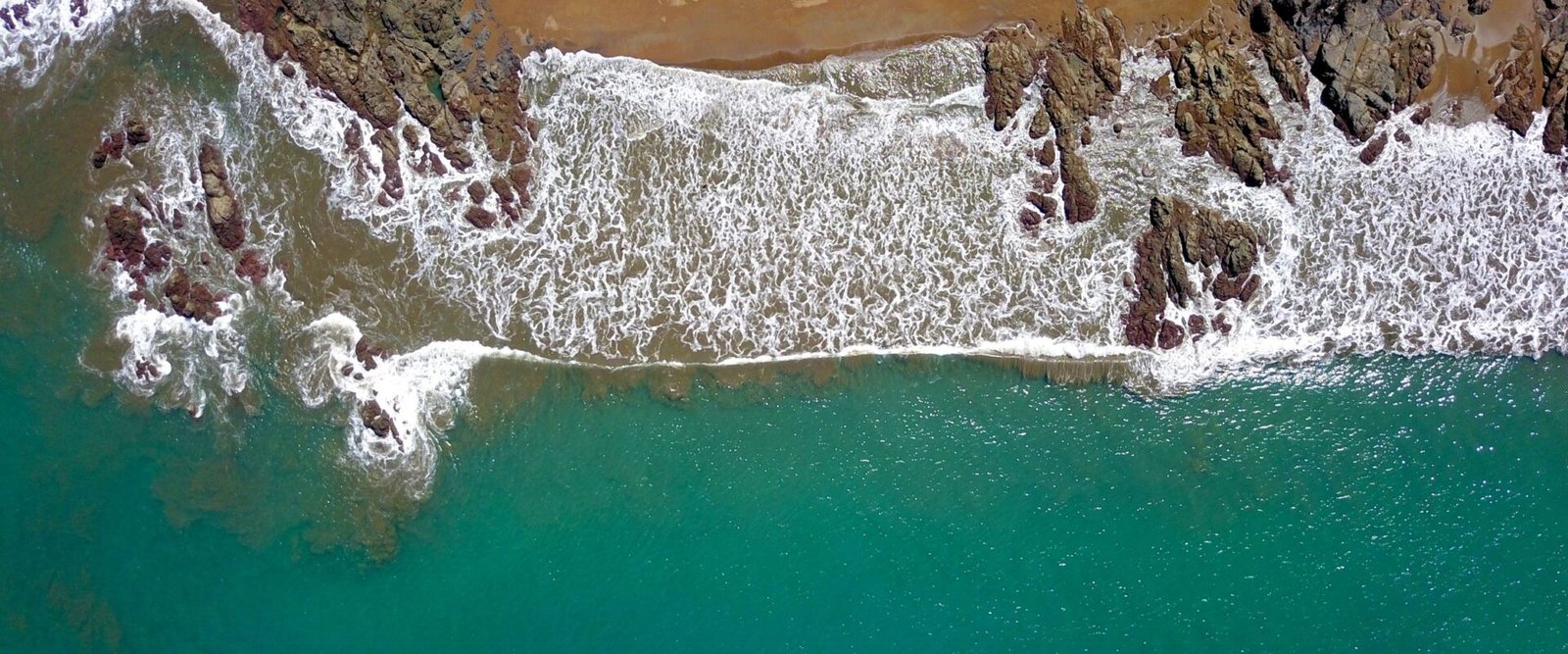 Golven op een rotsig strand in Costa Rica