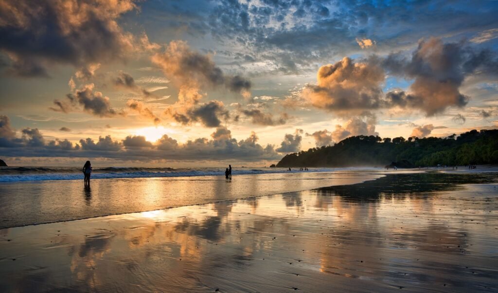Zonsondergang boven een strand in Costa Rica