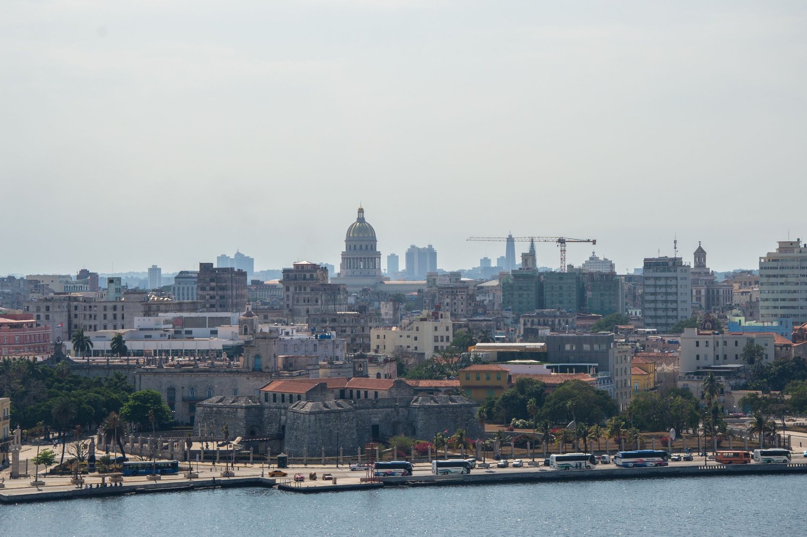 Havana met het Capitolio vanaf de baai