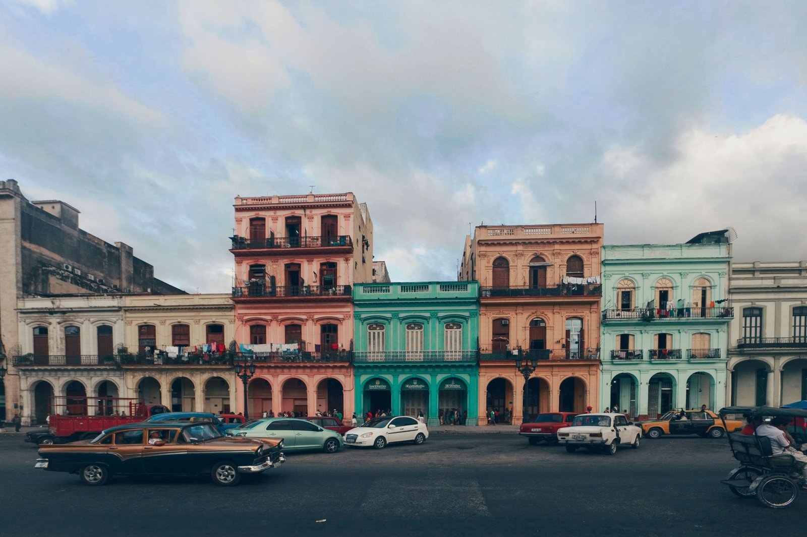 Kleurrijke gevels langs de Prado in Havana
