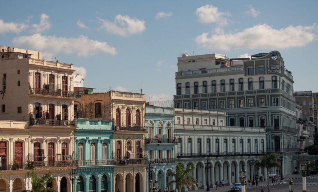Kleurrijke koloniale gevels in Havana