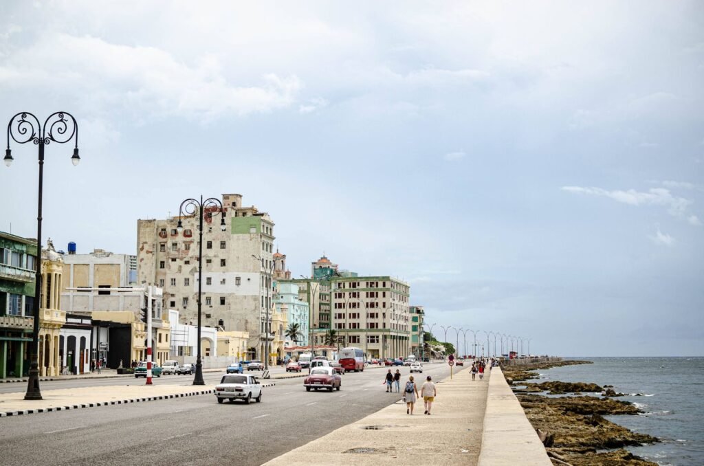 De Malecón langs de zee in Havana