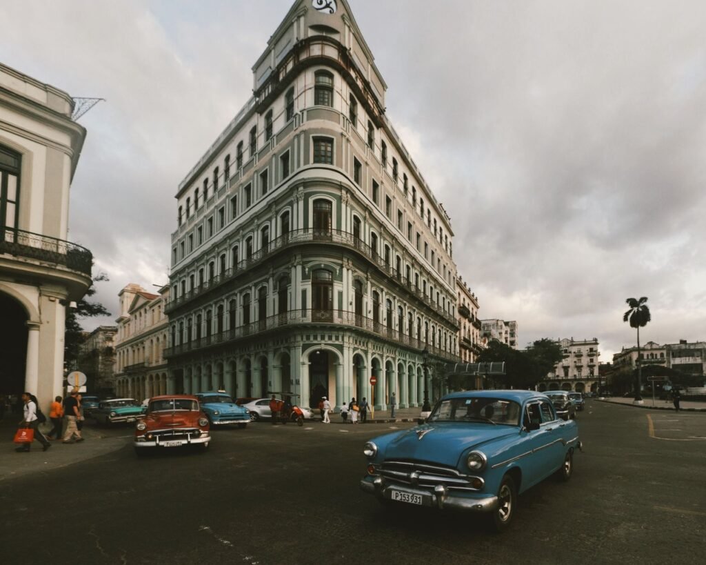 Klassieke auto's voor een historisch gebouw in Havana