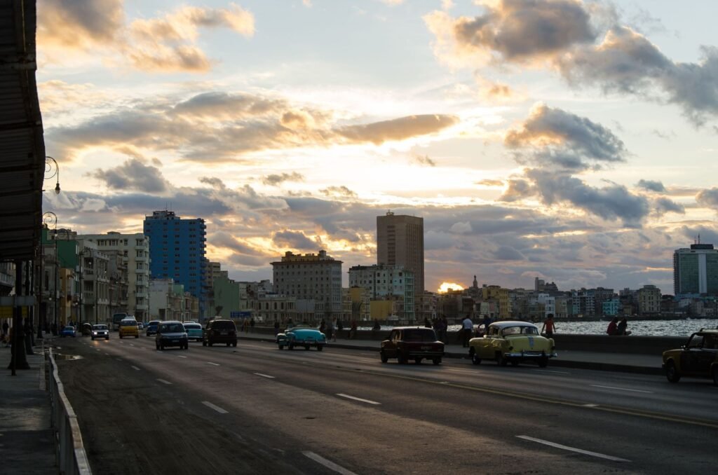 De Malecón van Havana bij zonsondergang