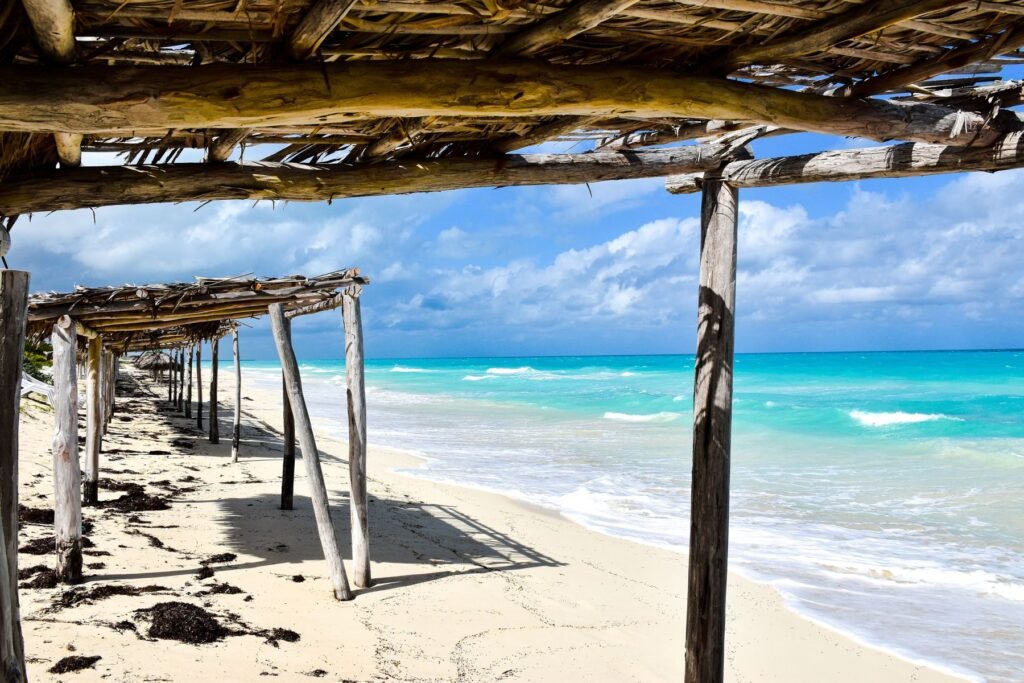 Strand met schaduwdaken in Cuba