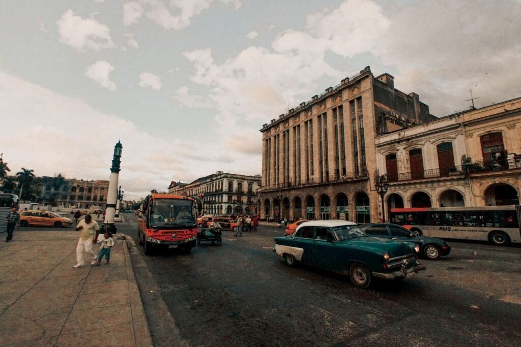 Avondlicht op een plein in Havana