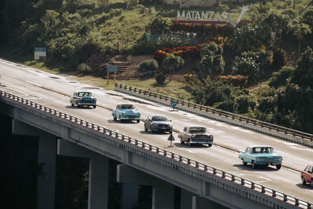 Klassieke auto's op een brug bij Matanzas