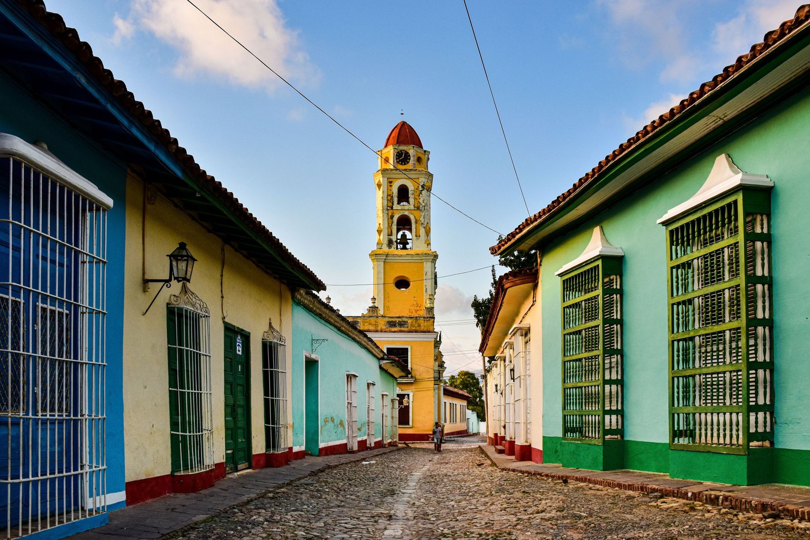 Kasseienstraat in Trinidad met de klokkentoren