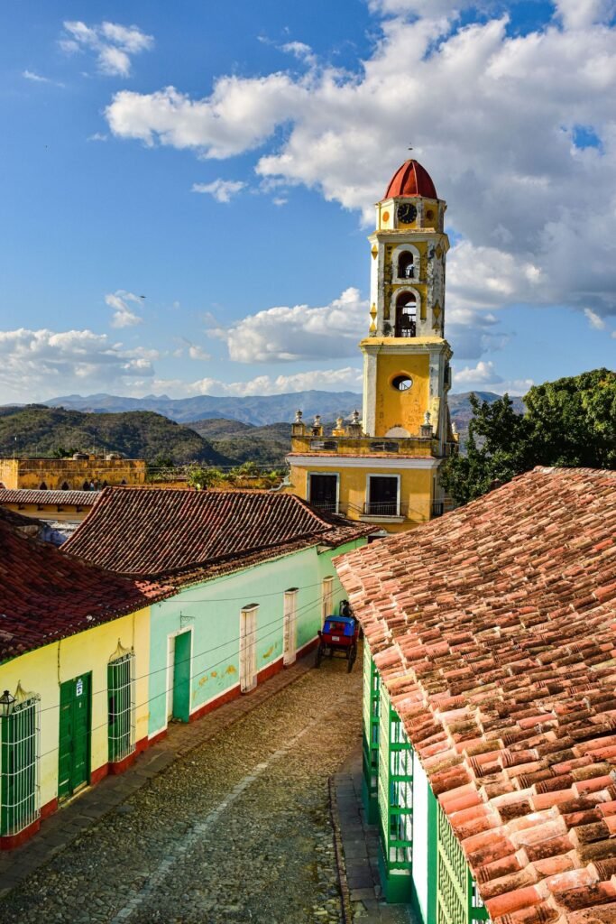Uitzicht over de daken van Trinidad richting de Escambray