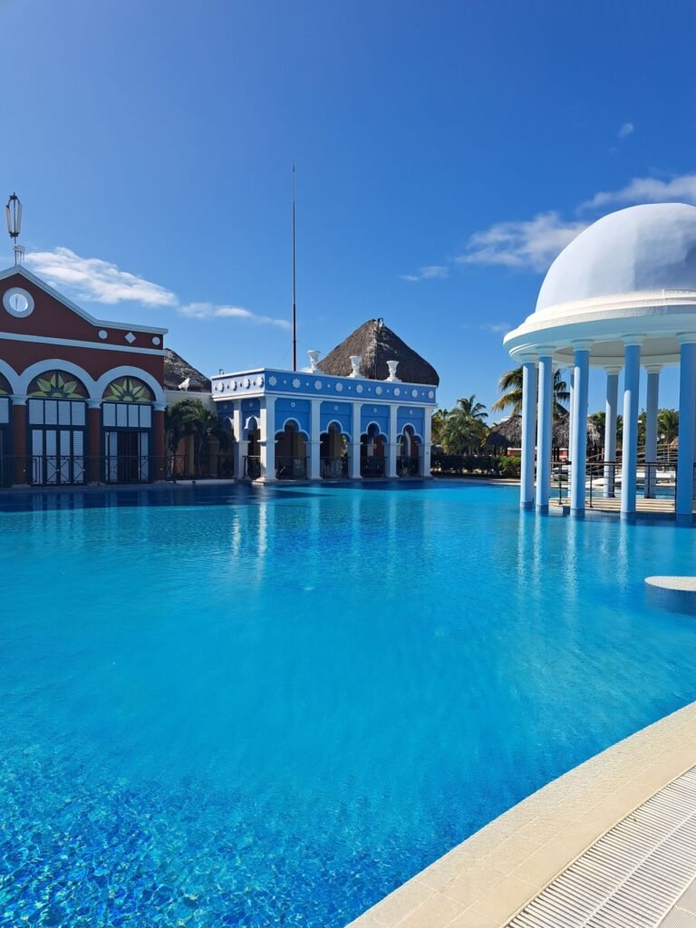 Zwembad van een resort aan de kust
