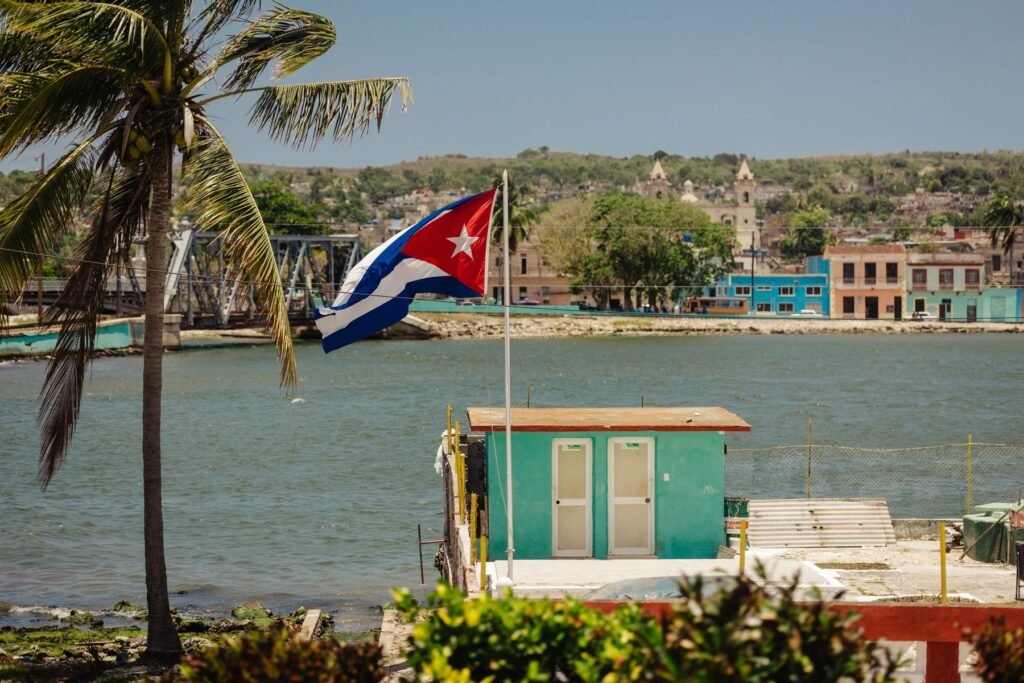 Waterkant van Matanzas met de Cubaanse vlag