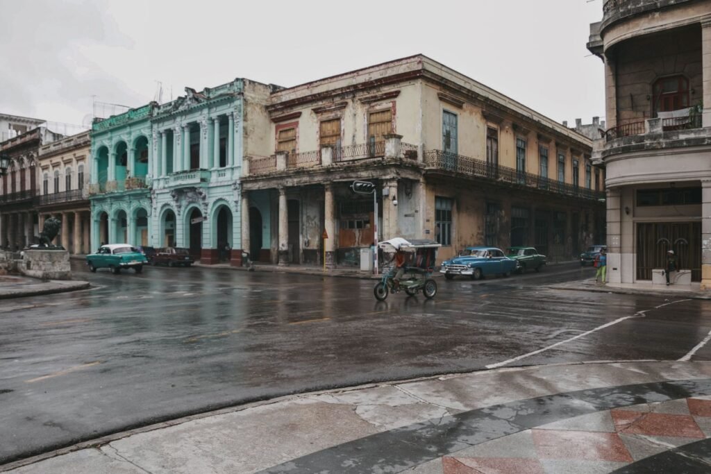 Natte straat in Havana na een regenbui