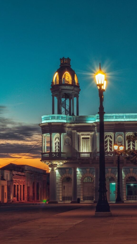 Gebouw in Cienfuegos bij avond