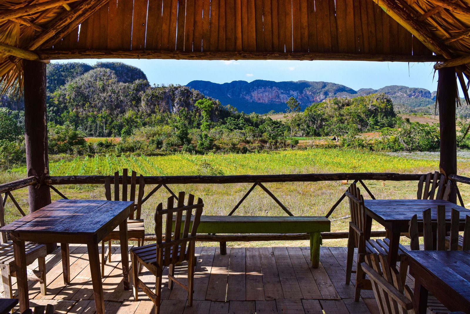 Uitzicht vanaf een veranda over Viñales
