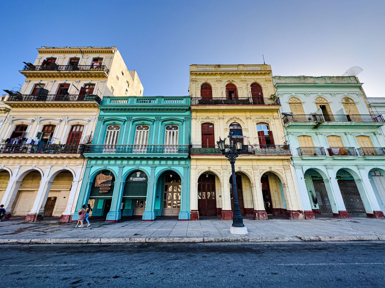 Gekleurde arcaden in Havana