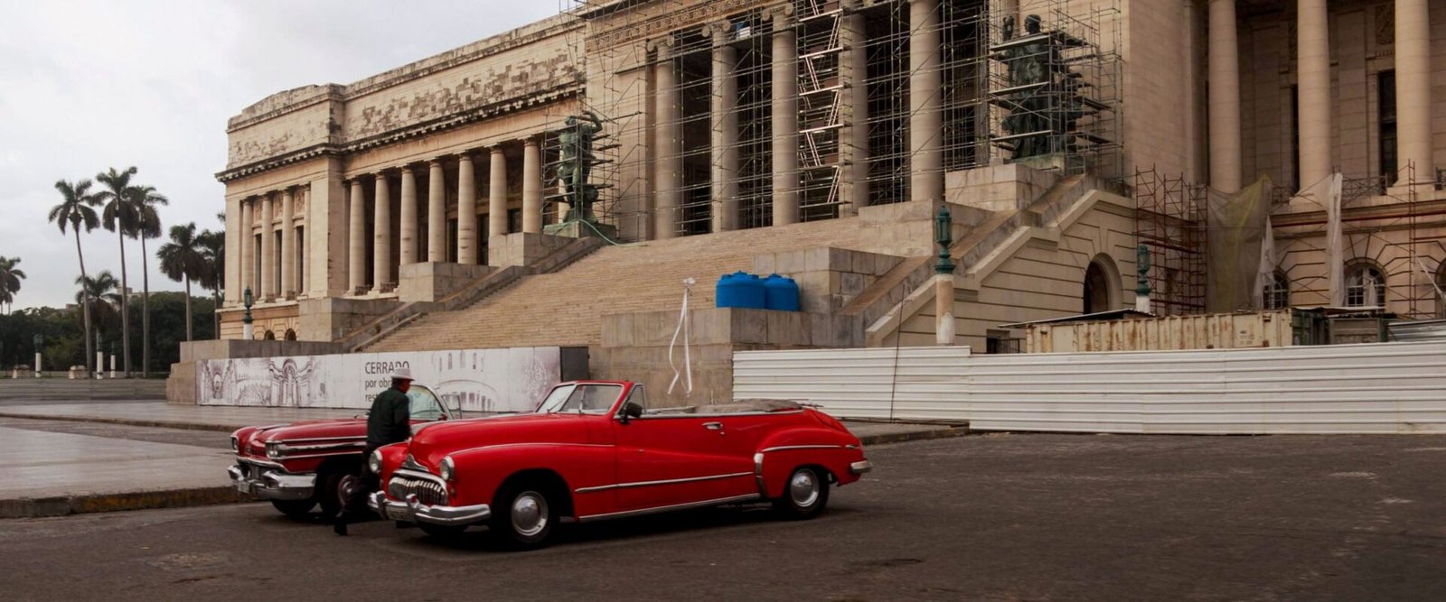 Het Capitolio in Havana met een klassieke auto